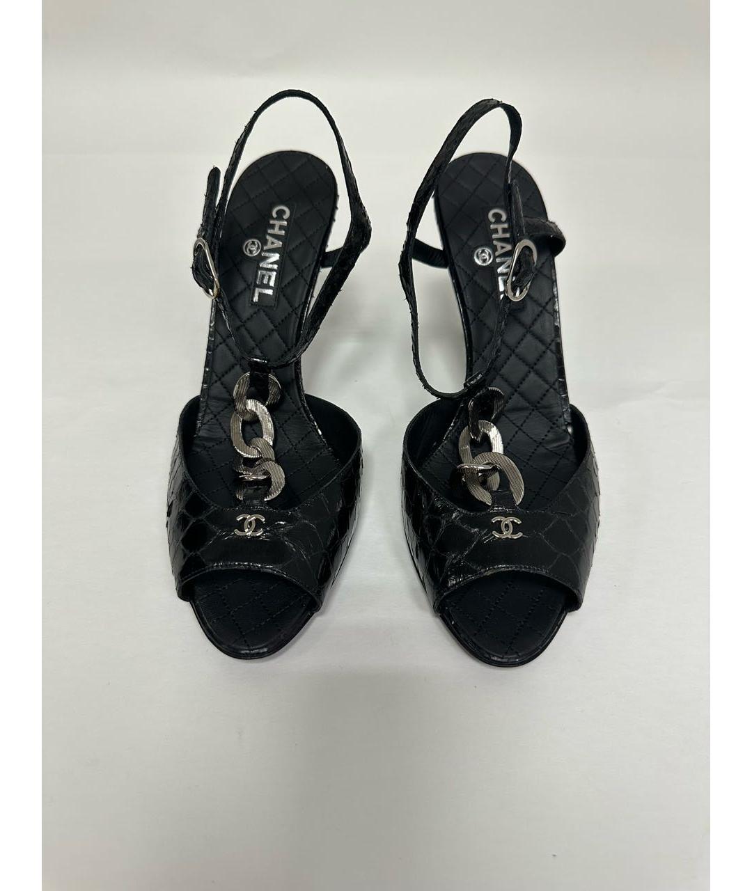 CHANEL Черные босоножки из экзотической кожи, фото 2