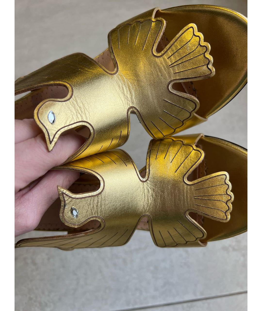 CHARLOTTE OLYMPIA Золотые кожаные босоножки, фото 4