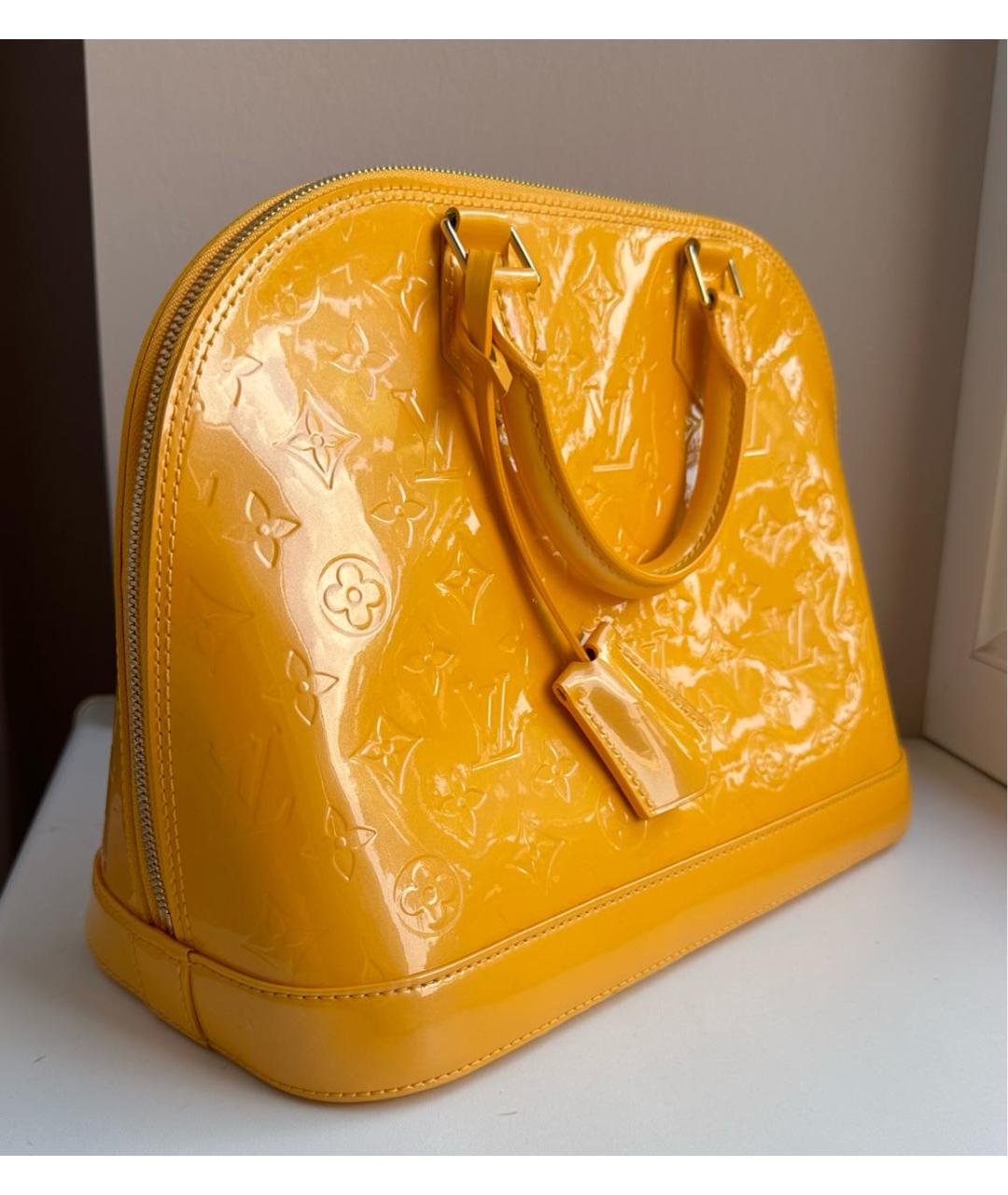 LOUIS VUITTON PRE-OWNED Желтая сумка с короткими ручками из лакированной кожи, фото 2