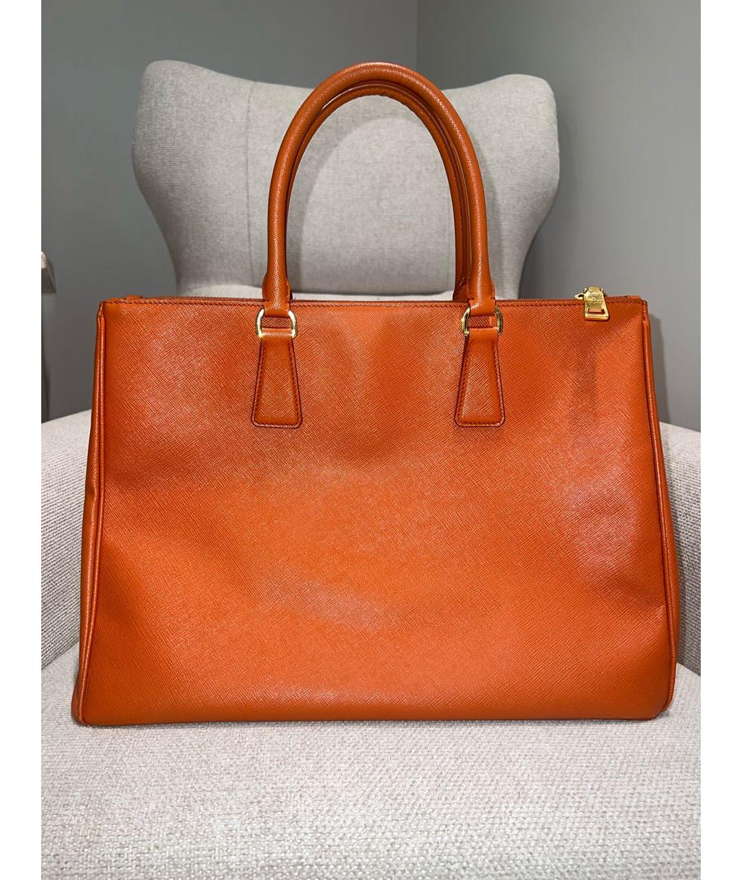 PRADA Оранжевая кожаная сумка с короткими ручками, фото 3