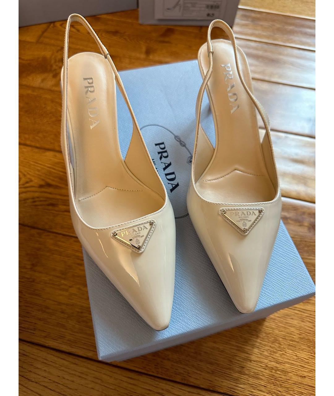 PRADA Белые лодочки на низком каблуке из лакированной кожи для