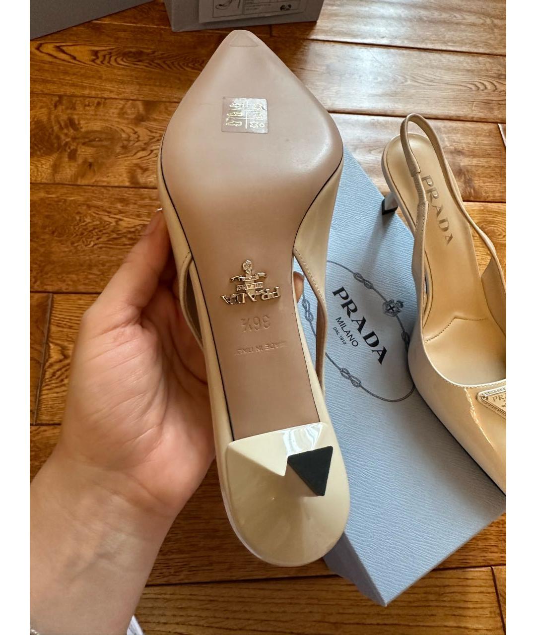PRADA Белые лодочки на низком каблуке из лакированной кожи для