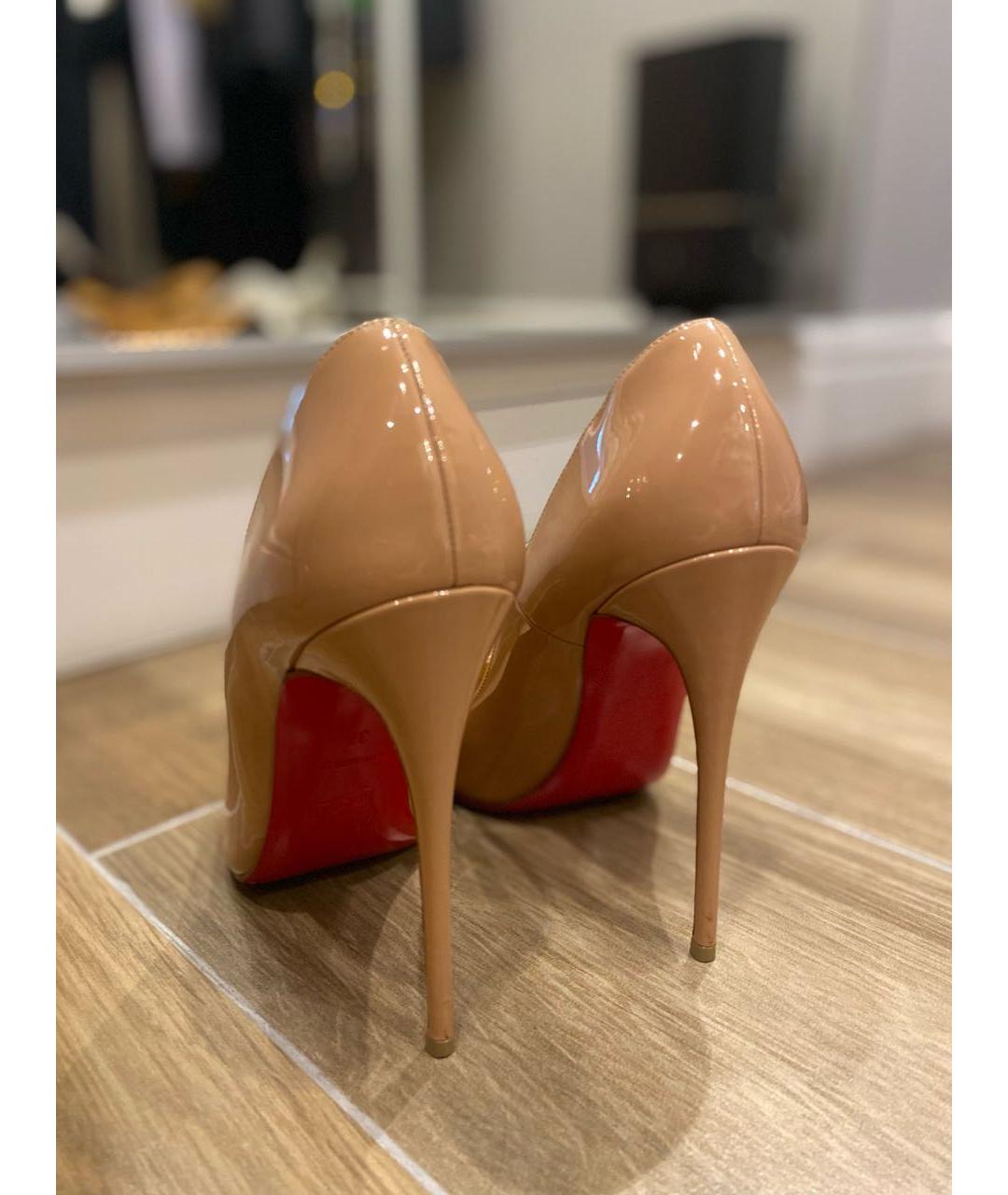 CHRISTIAN LOUBOUTIN Бежевые туфли из лакированной кожи, фото 4