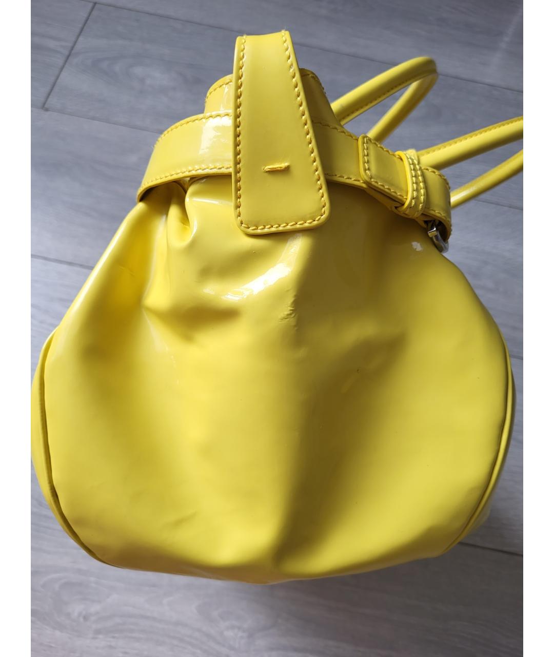 SALVATORE FERRAGAMO Желтая сумка тоут из лакированной кожи, фото 8