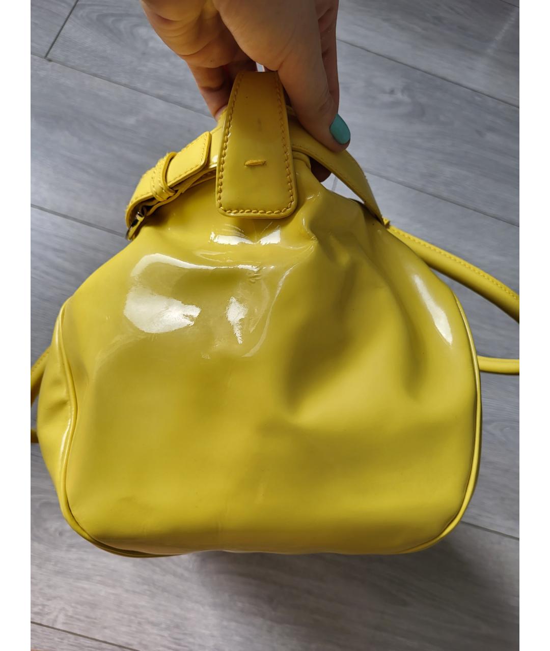 SALVATORE FERRAGAMO Желтая сумка тоут из лакированной кожи, фото 7