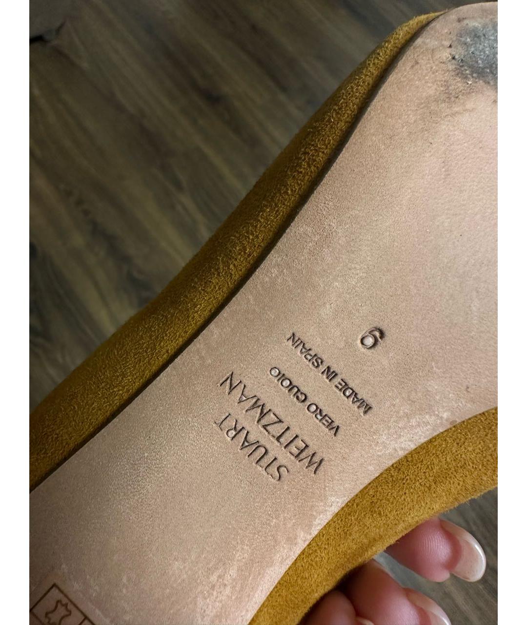 STUART WEITZMAN Горчичные замшевые мюли, фото 5