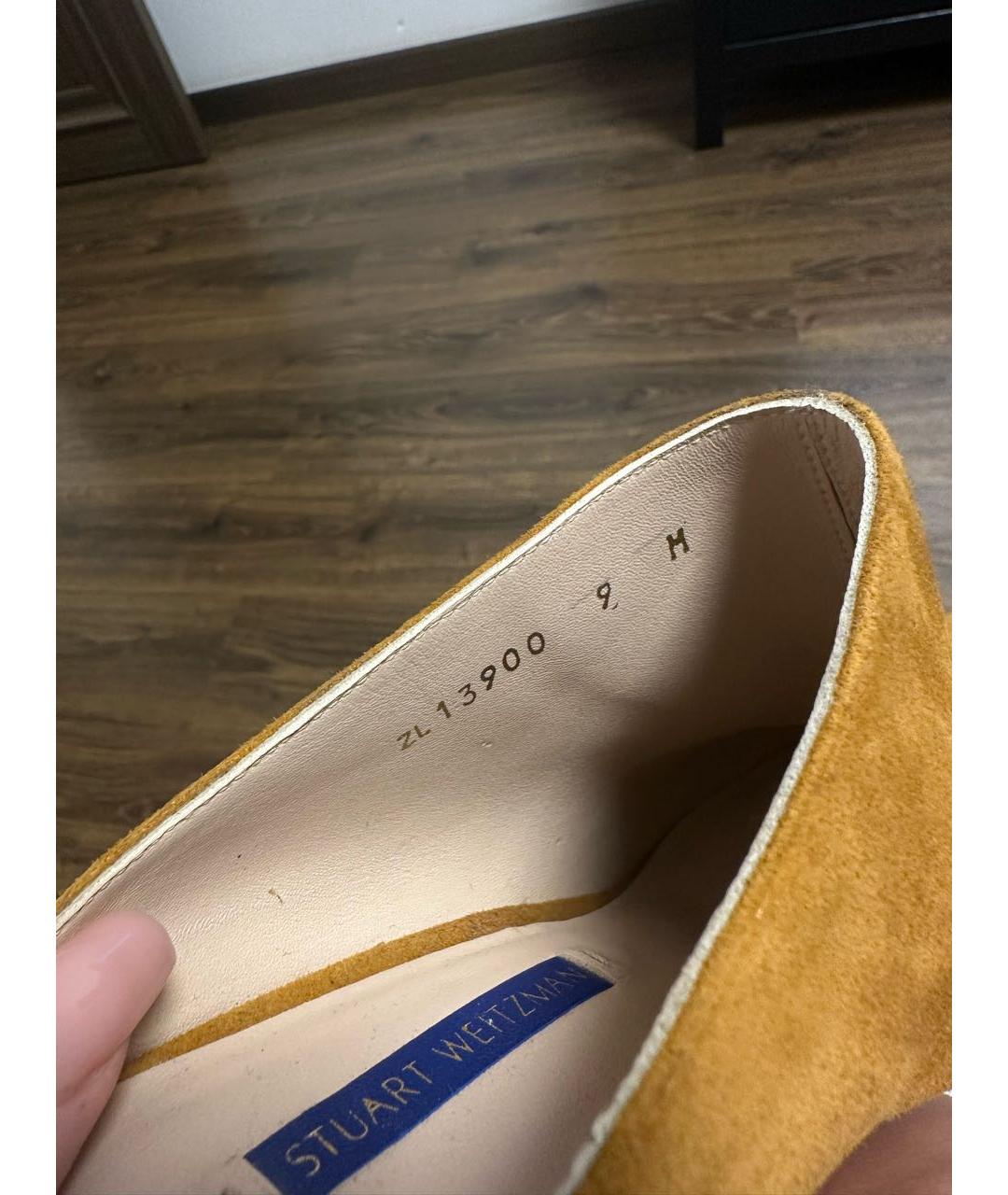 STUART WEITZMAN Горчичные замшевые мюли, фото 6