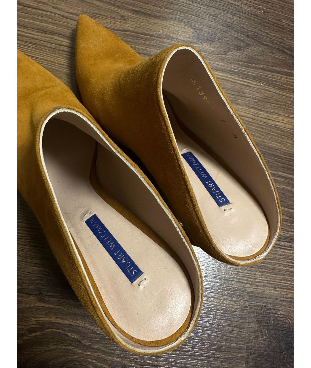 STUART WEITZMAN Горчичные замшевые мюли, фото 7
