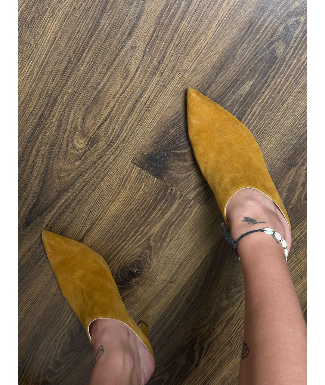 STUART WEITZMAN Горчичные замшевые мюли, фото 4