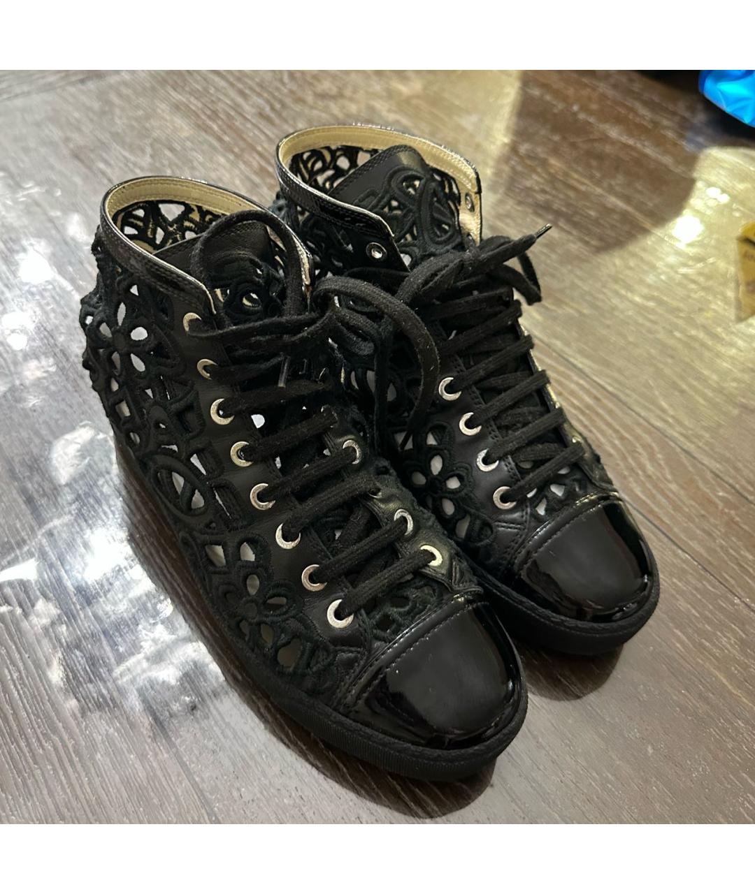 CHANEL Черные кроссовки из лакированной кожи, фото 3