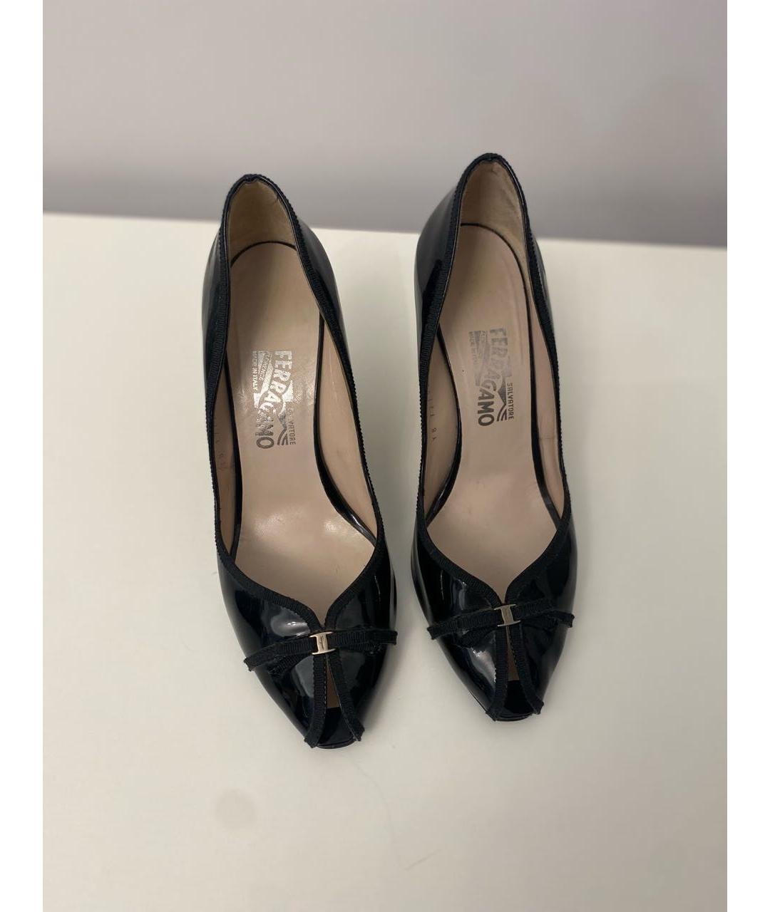 FERRAGAMO Черные босоножки из лакированной кожи, фото 2