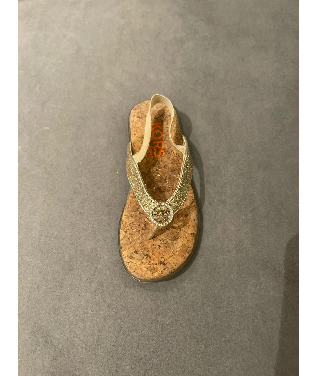 MICHAEL KORS Золотые сандалии и шлепанцы, фото 7