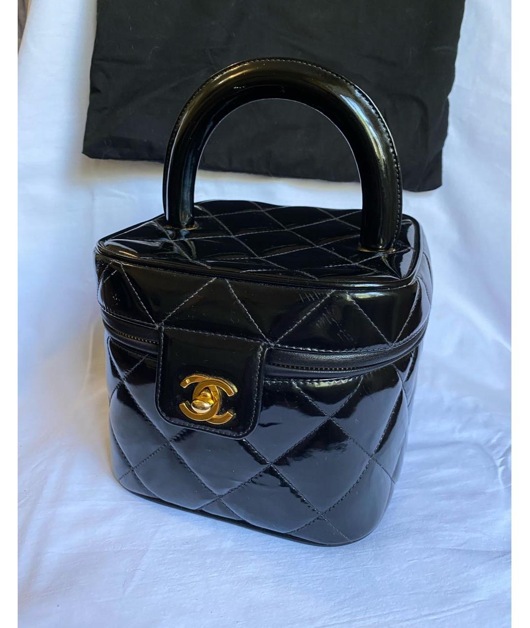 CHANEL PRE-OWNED Черная сумка с короткими ручками из лакированной кожи, фото 2