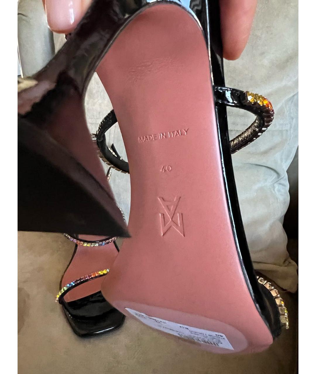 Amina Muaddi Мульти босоножки из лакированной кожи, фото 5