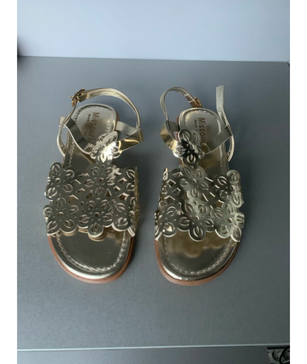 MISSOURI Золотые кожаные сандалии и шлепанцы, фото 2
