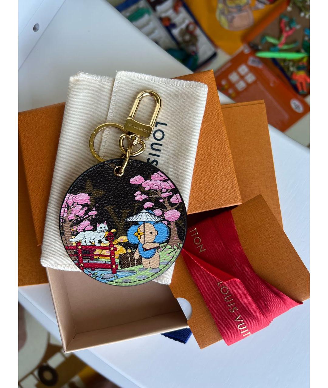 LOUIS VUITTON Коричневый брелок, фото 4