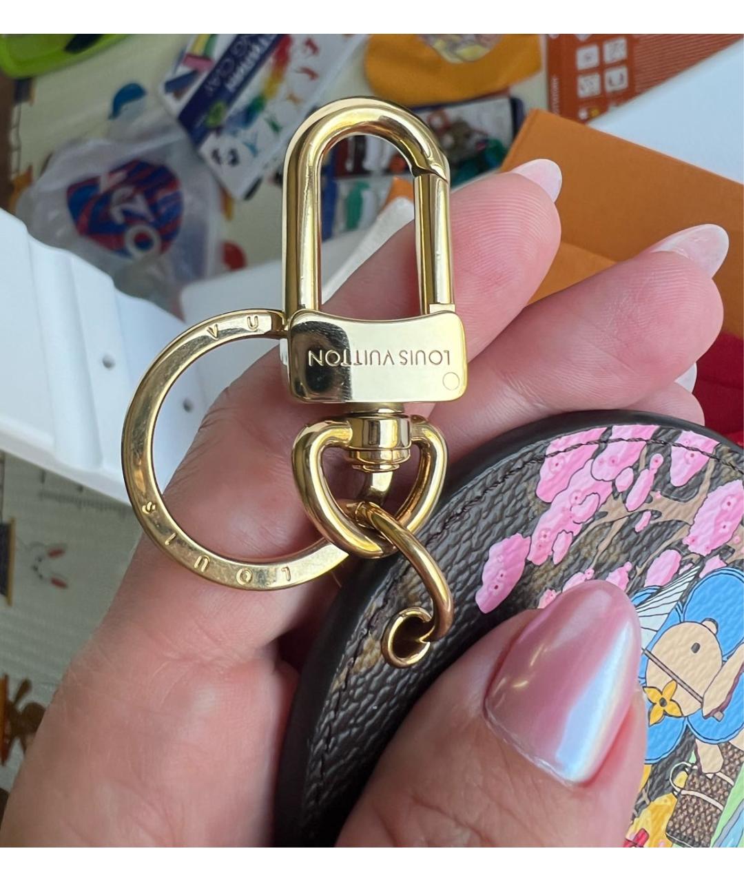 LOUIS VUITTON Коричневый брелок, фото 3