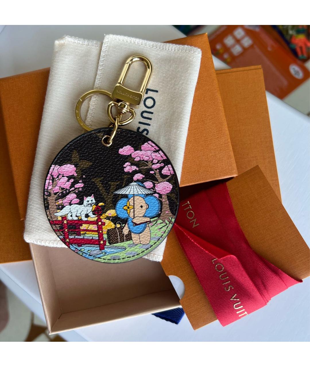 LOUIS VUITTON Коричневый брелок, фото 5