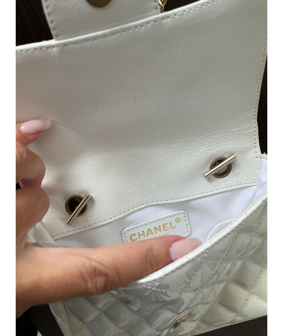 CHANEL PRE-OWNED Белая сумка через плечо из лакированной кожи, фото 5