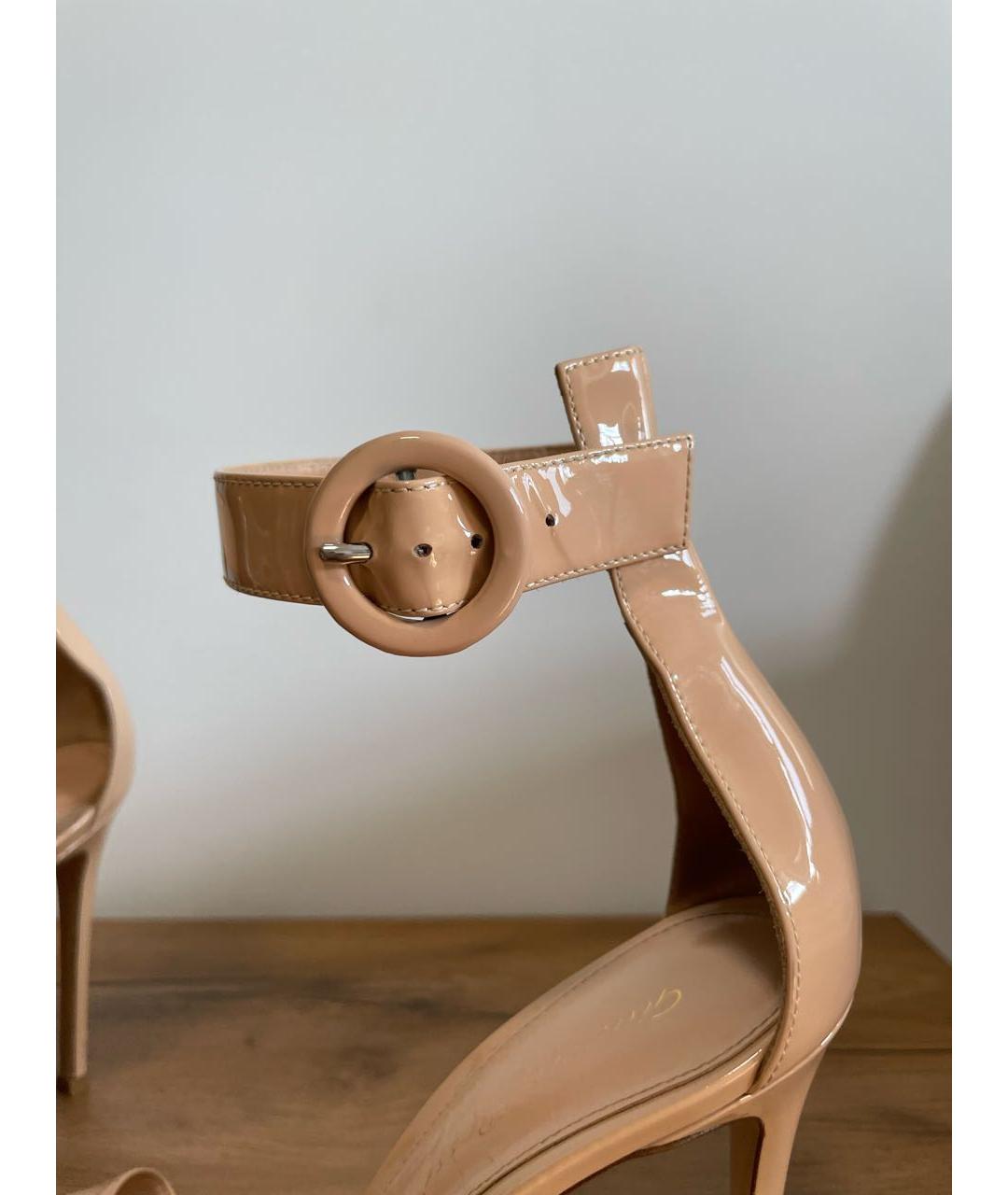 GIANVITO ROSSI Бежевые босоножки из лакированной кожи, фото 4