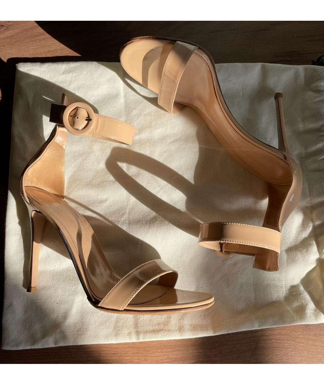 GIANVITO ROSSI Бежевые босоножки из лакированной кожи, фото 7