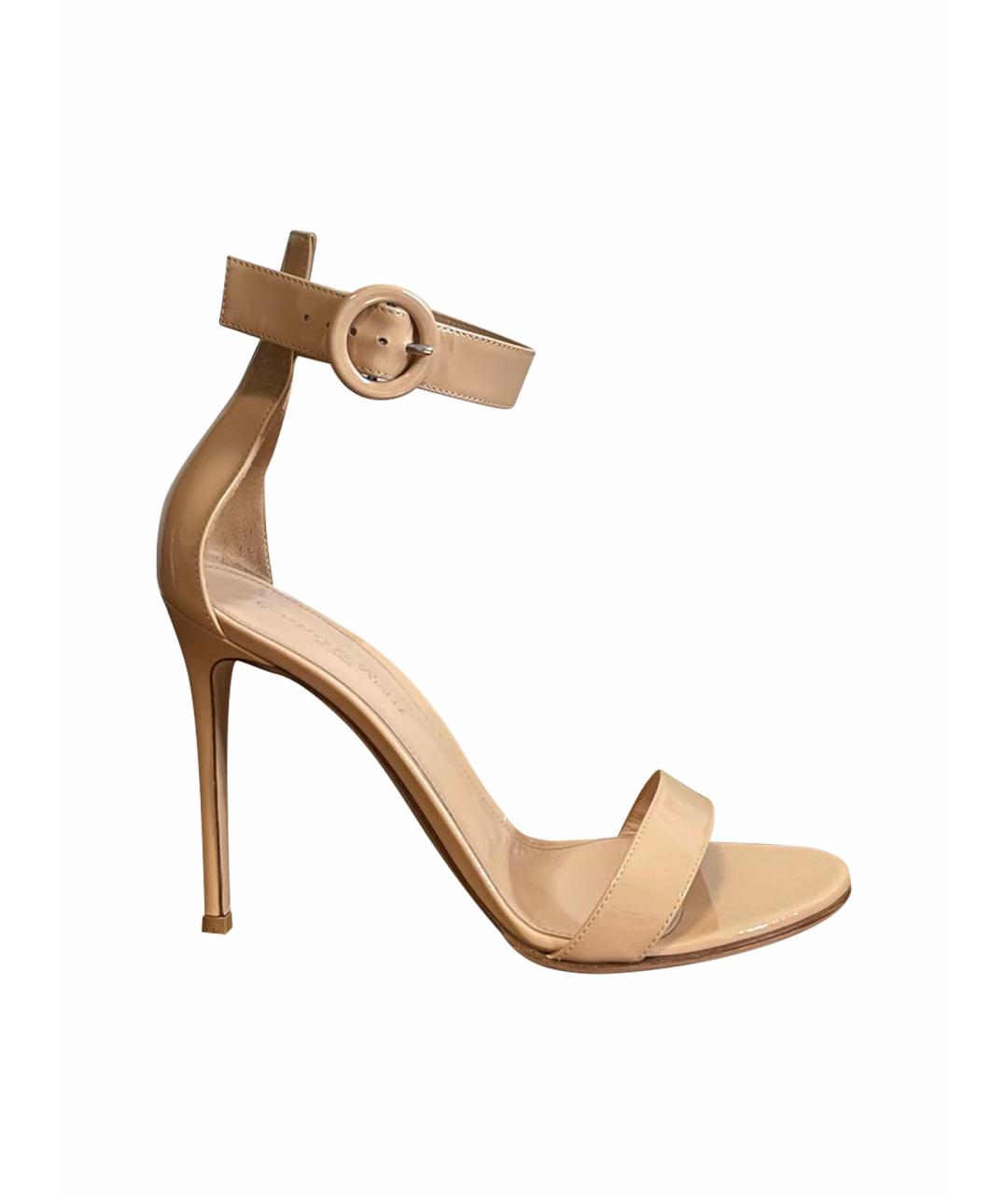 GIANVITO ROSSI Бежевые босоножки из лакированной кожи, фото 1