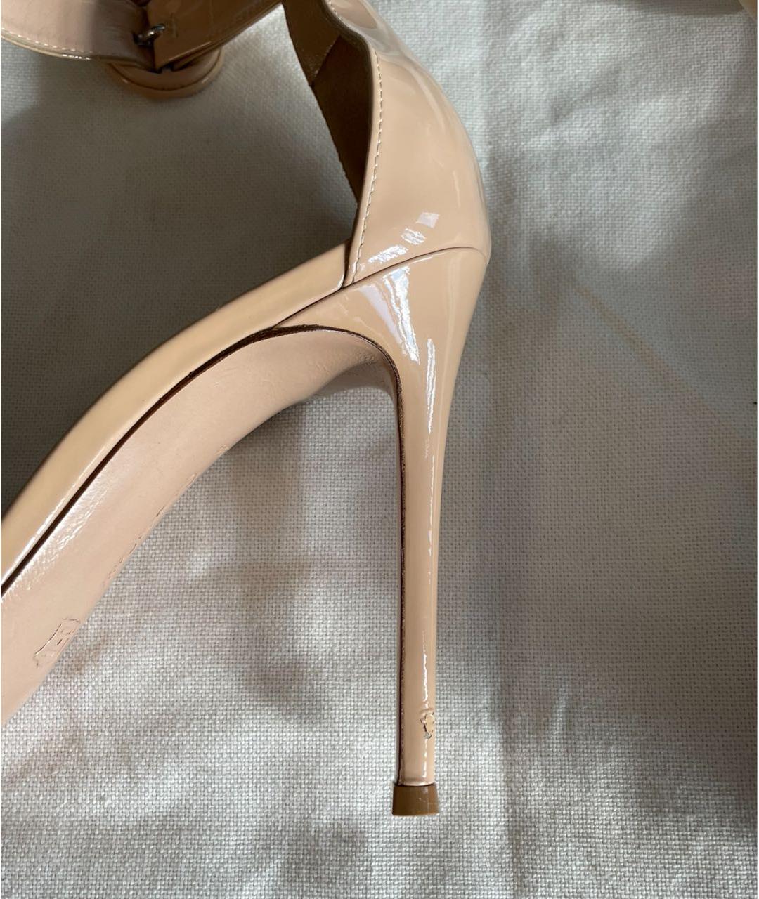 GIANVITO ROSSI Бежевые босоножки из лакированной кожи, фото 8