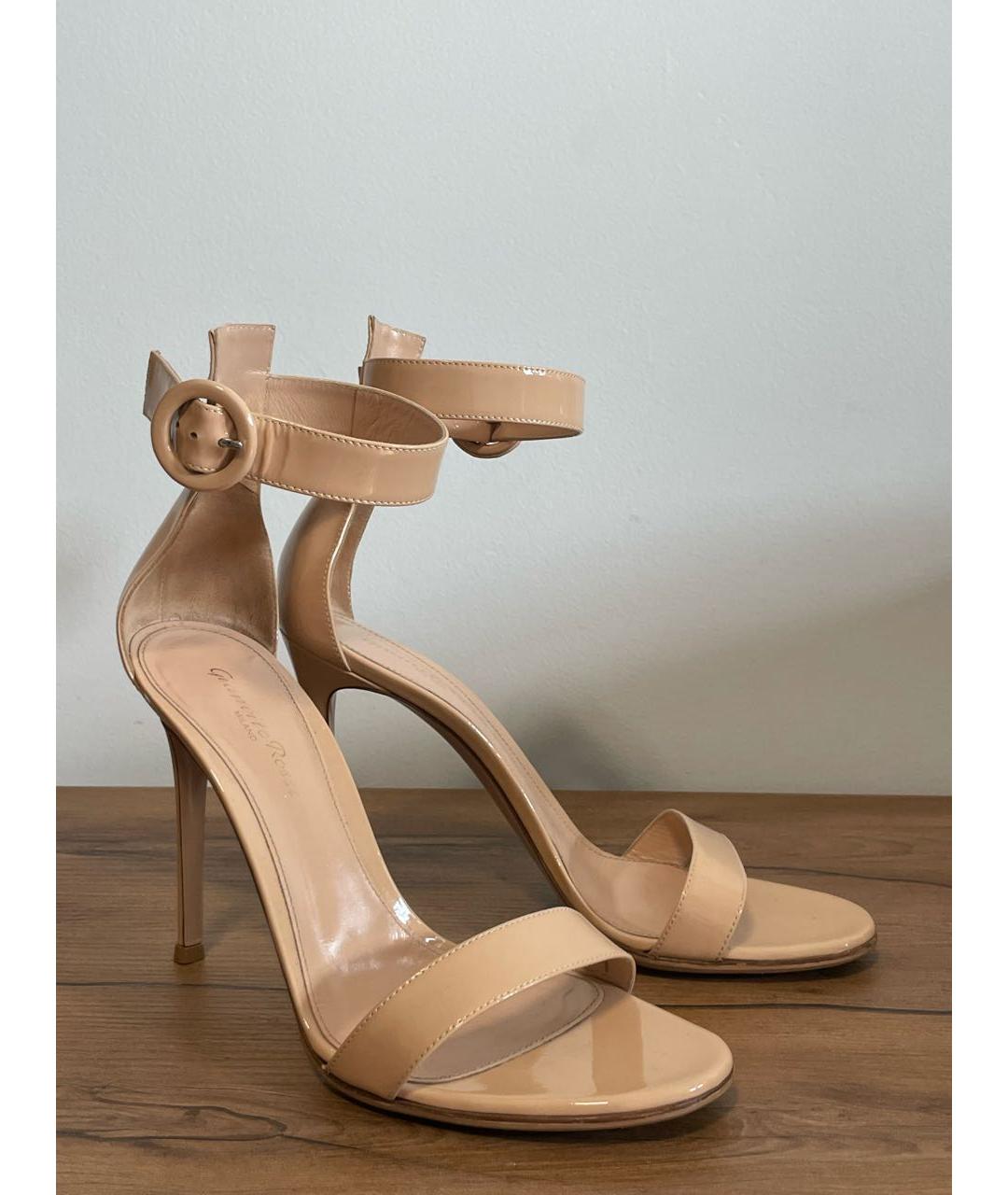 GIANVITO ROSSI Бежевые босоножки из лакированной кожи, фото 6