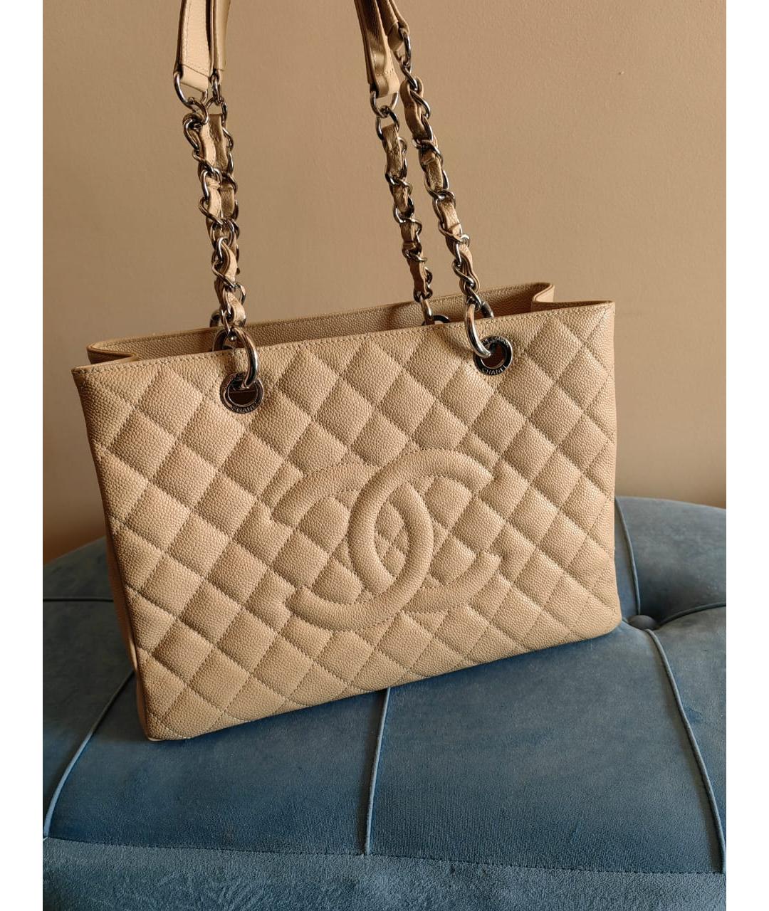 CHANEL PRE-OWNED Бежевая кожаная сумка тоут, фото 2