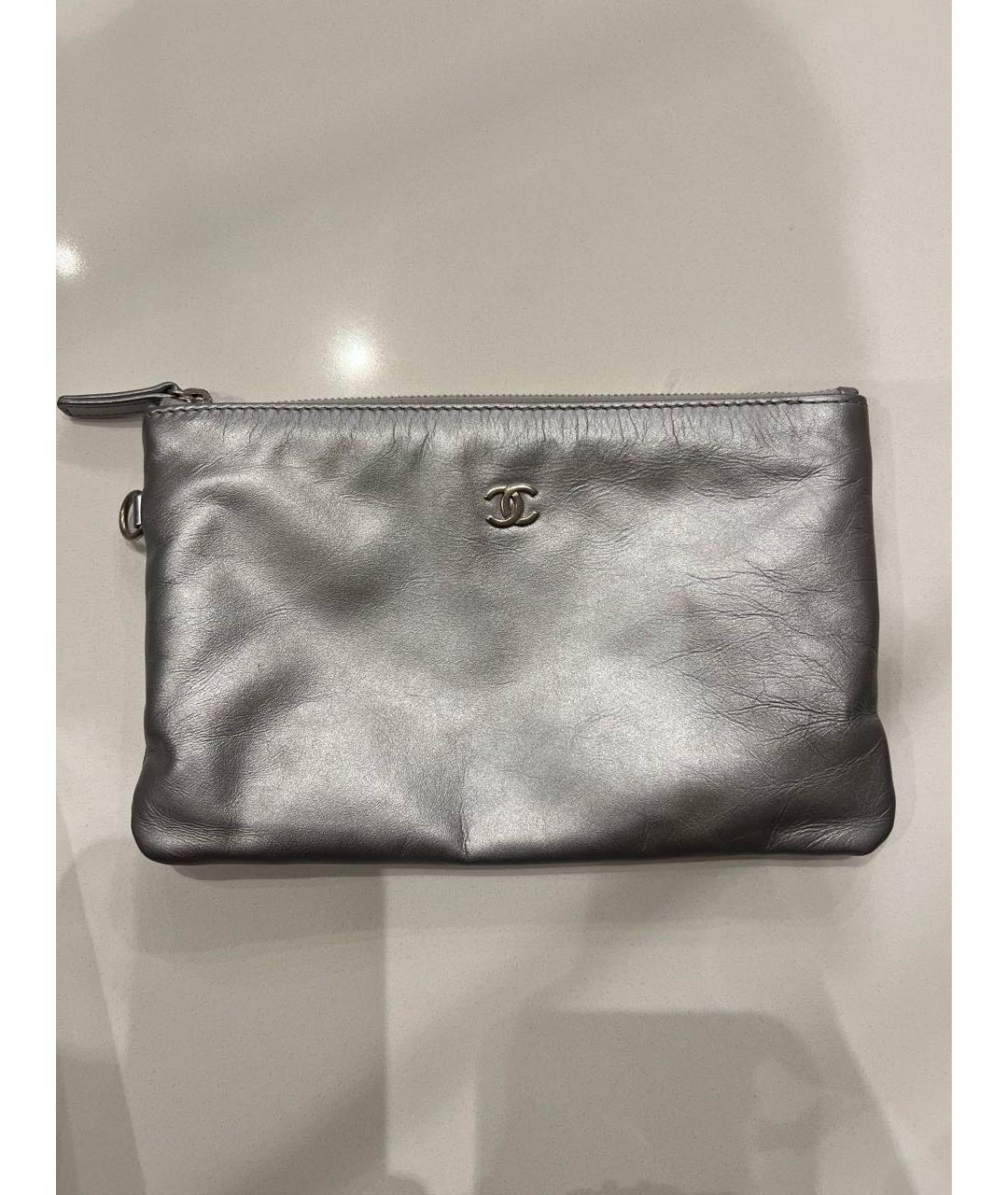 CHANEL Серебряная кожаная сумка с короткими ручками, фото 5
