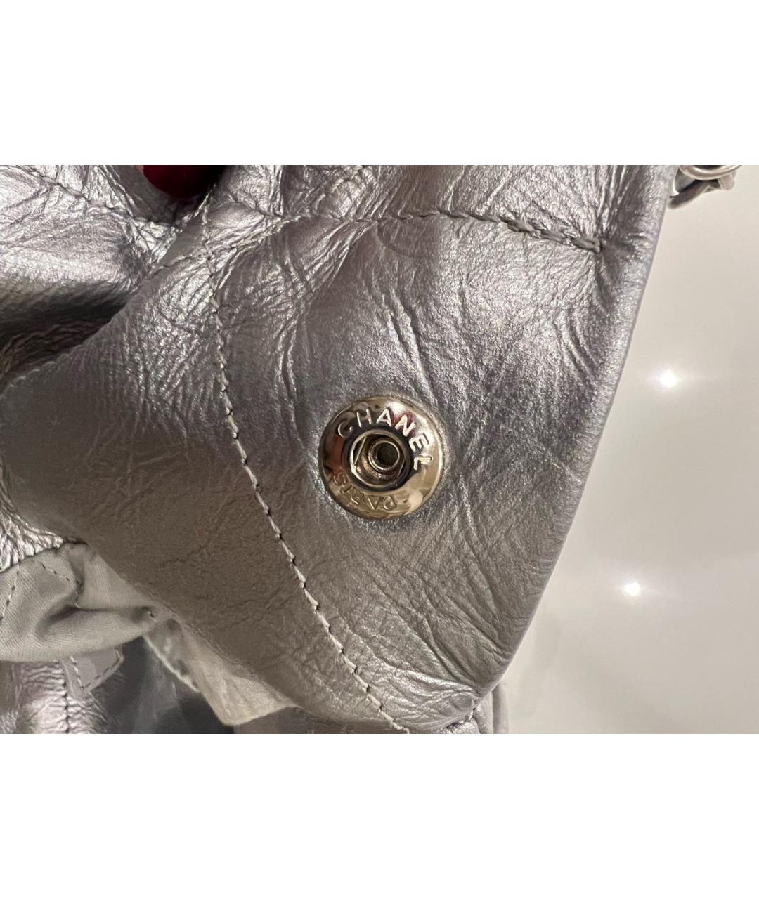 CHANEL Серебряная кожаная сумка с короткими ручками, фото 3