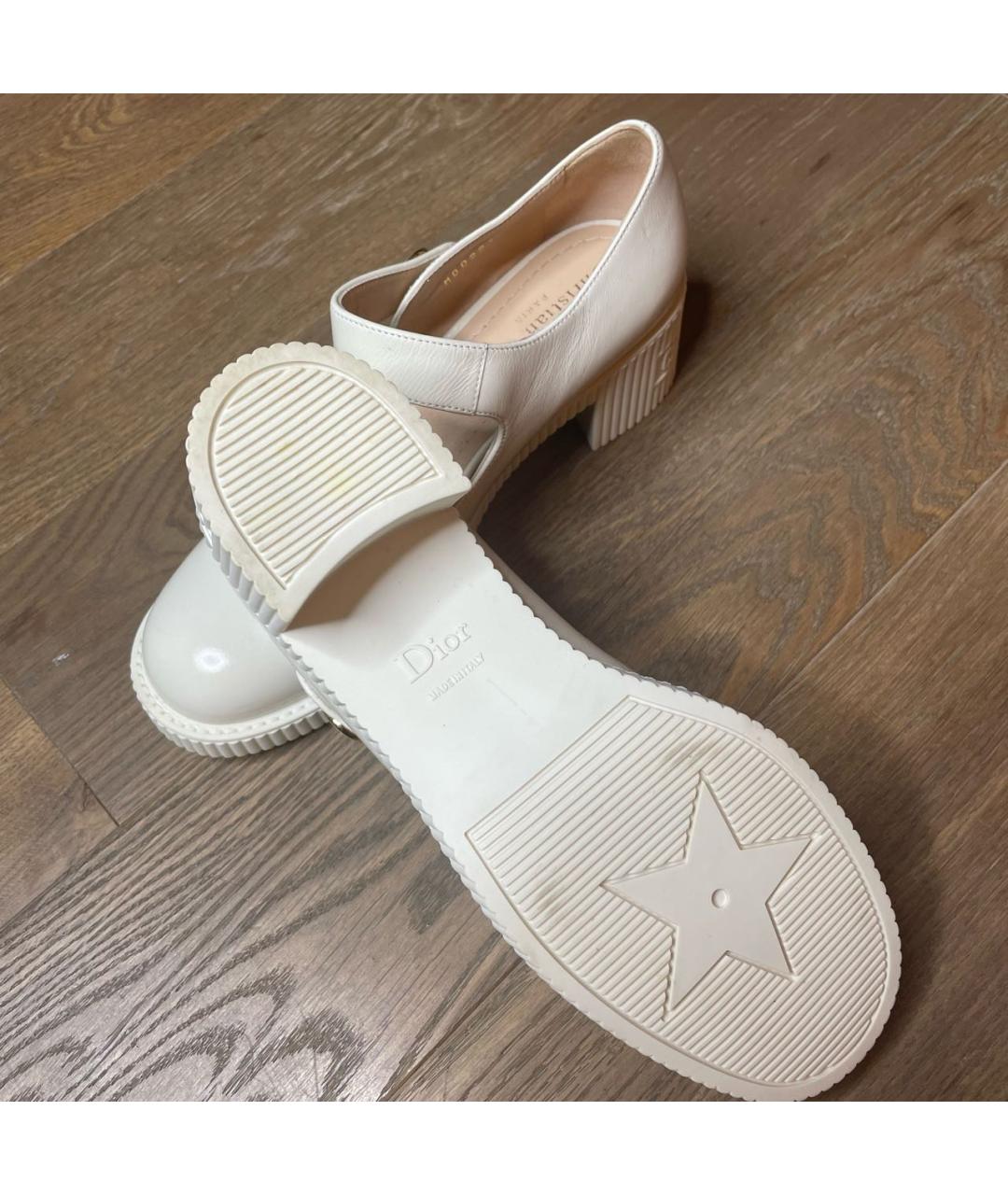 CHRISTIAN DIOR Белые лодочки на низком каблуке из лакированной кожи, фото 4