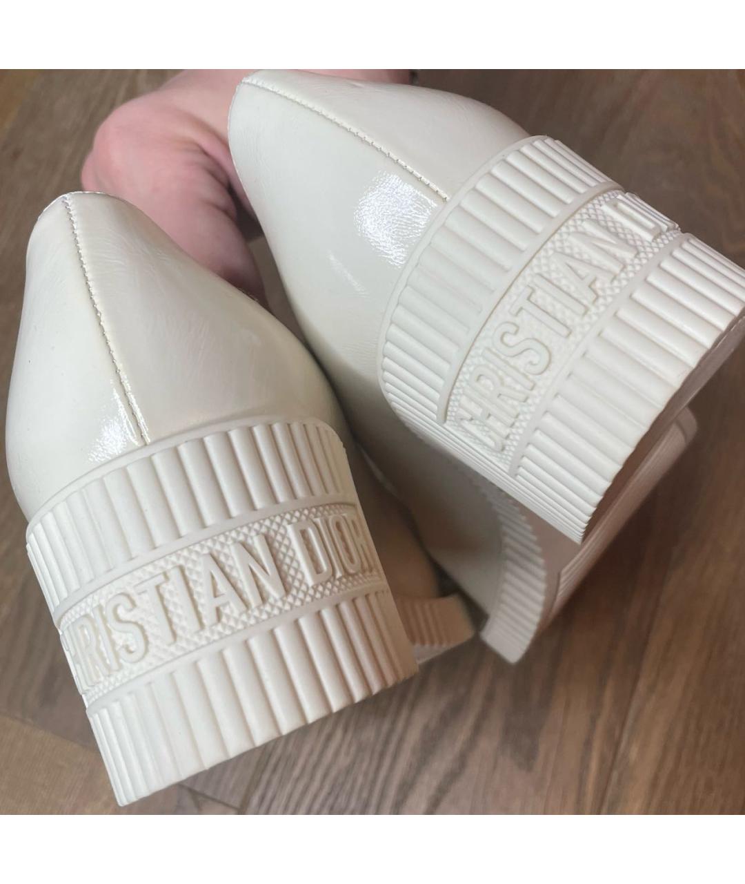 CHRISTIAN DIOR Белые лодочки на низком каблуке из лакированной кожи, фото 3