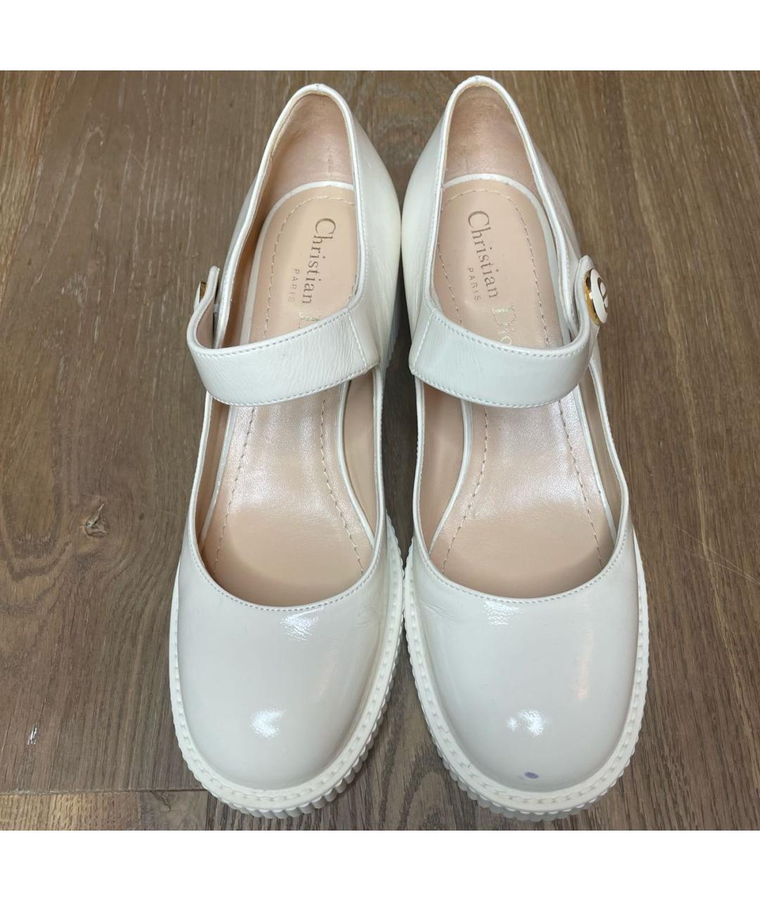 CHRISTIAN DIOR Белые лодочки на низком каблуке из лакированной кожи, фото 2