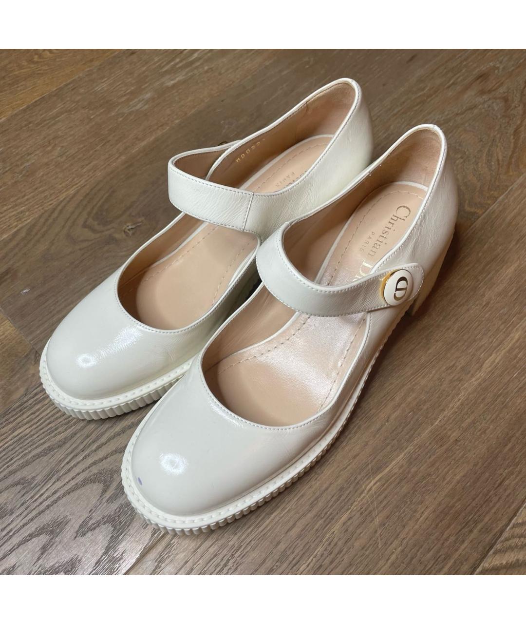 CHRISTIAN DIOR Белые лодочки на низком каблуке из лакированной кожи, фото 5