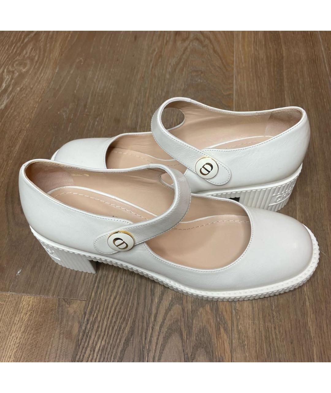 CHRISTIAN DIOR Белые лодочки на низком каблуке из лакированной кожи, фото 6