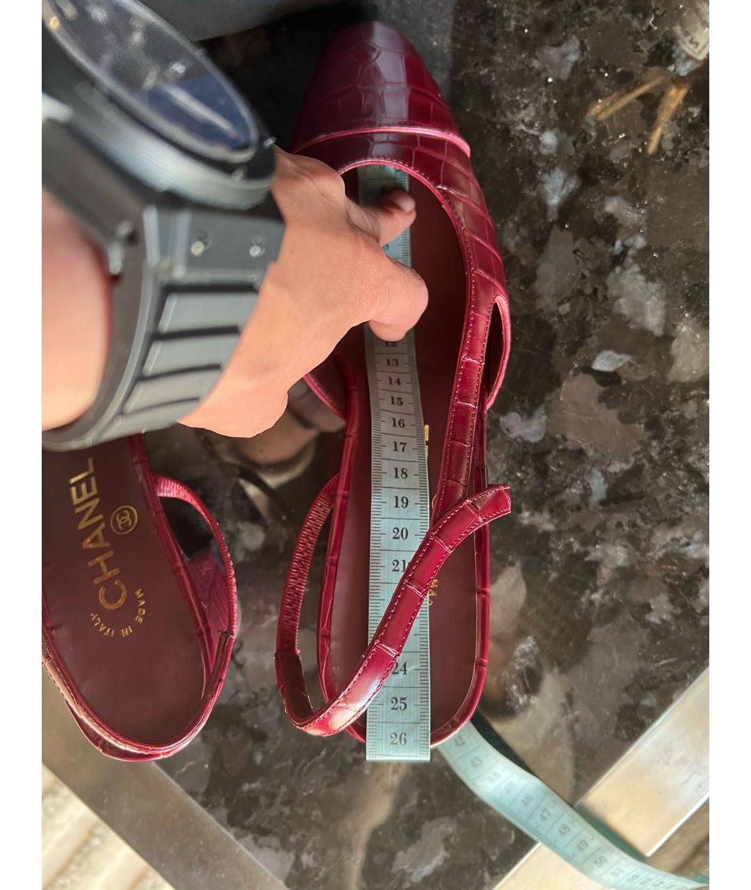CHANEL PRE-OWNED Бордовые лодочки на низком каблуке из экзотической кожи, фото 6