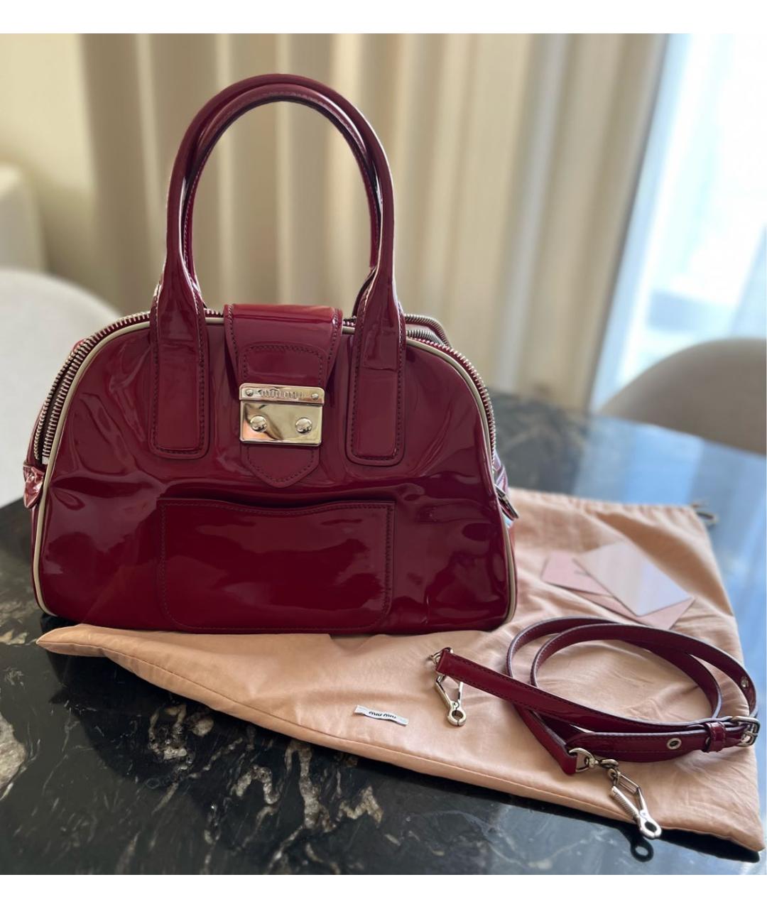 MIU MIU Бордовая сумка с короткими ручками из лакированной кожи, фото 9
