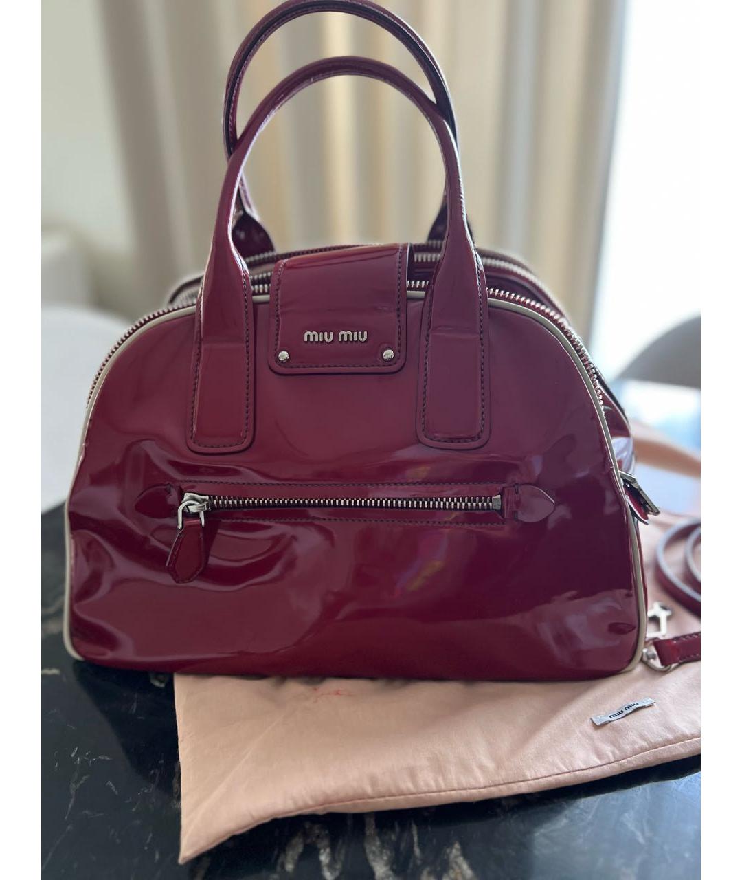 MIU MIU Бордовая сумка с короткими ручками из лакированной кожи, фото 2