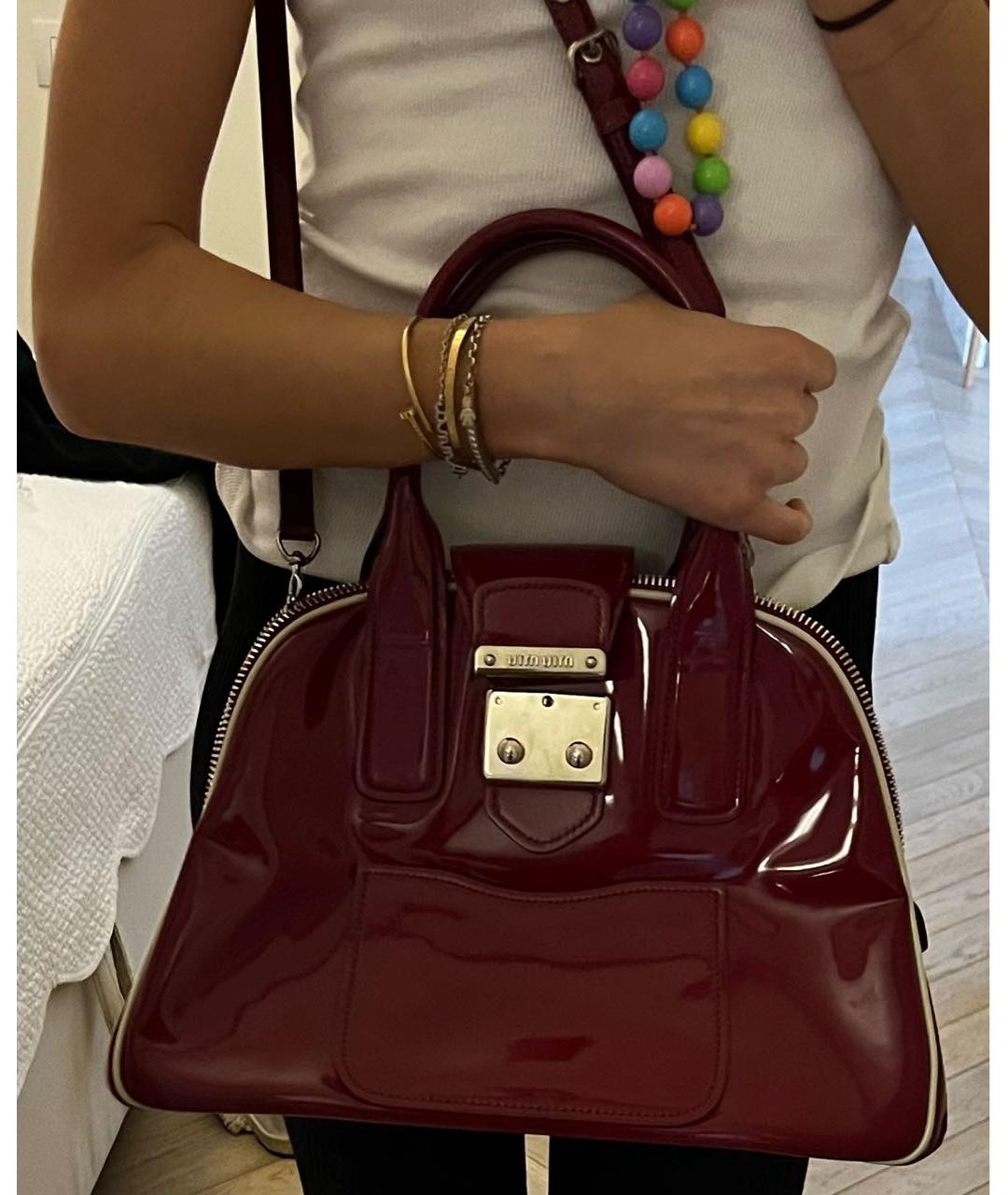 MIU MIU Бордовая сумка с короткими ручками из лакированной кожи, фото 5