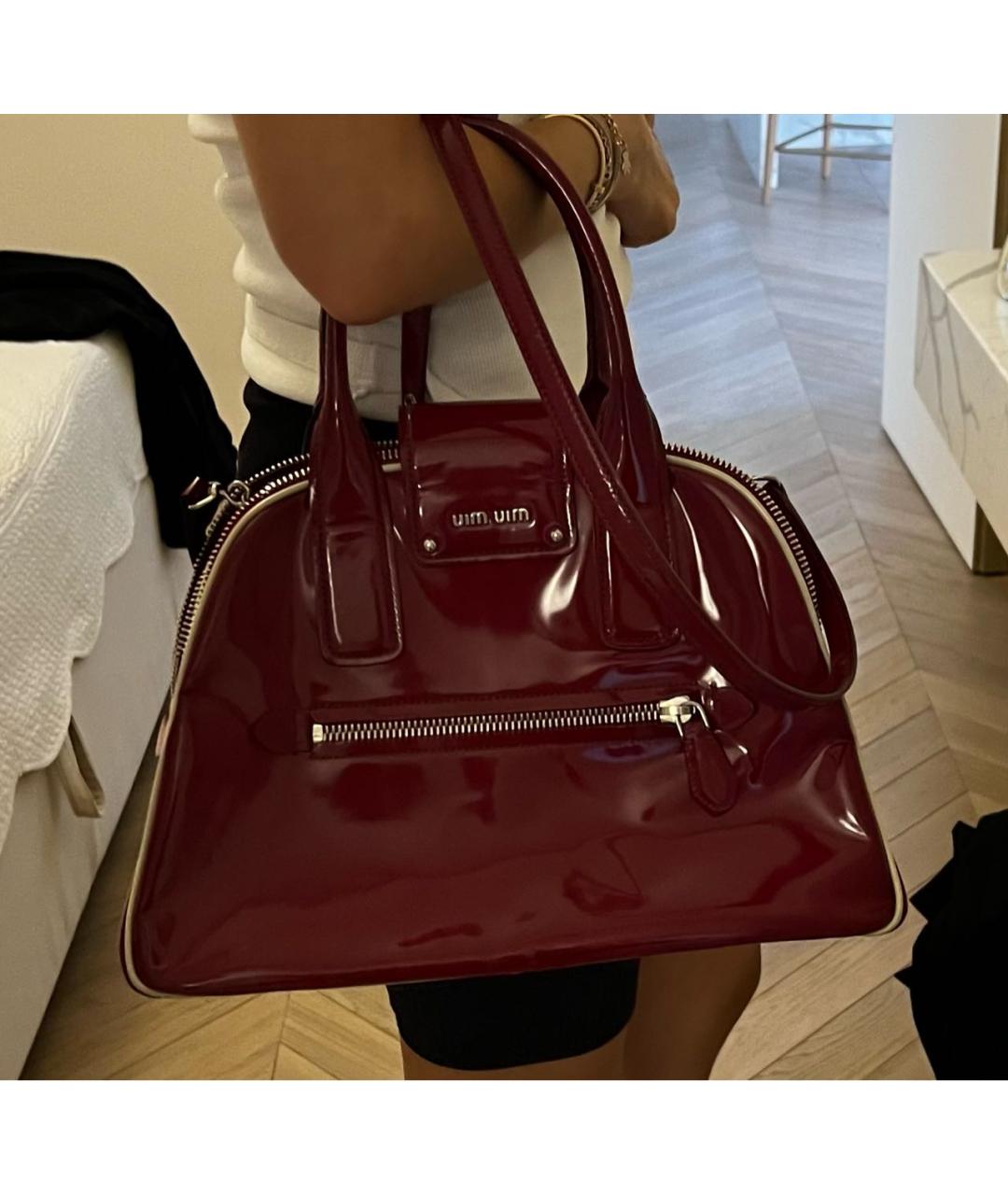 MIU MIU Бордовая сумка с короткими ручками из лакированной кожи, фото 6