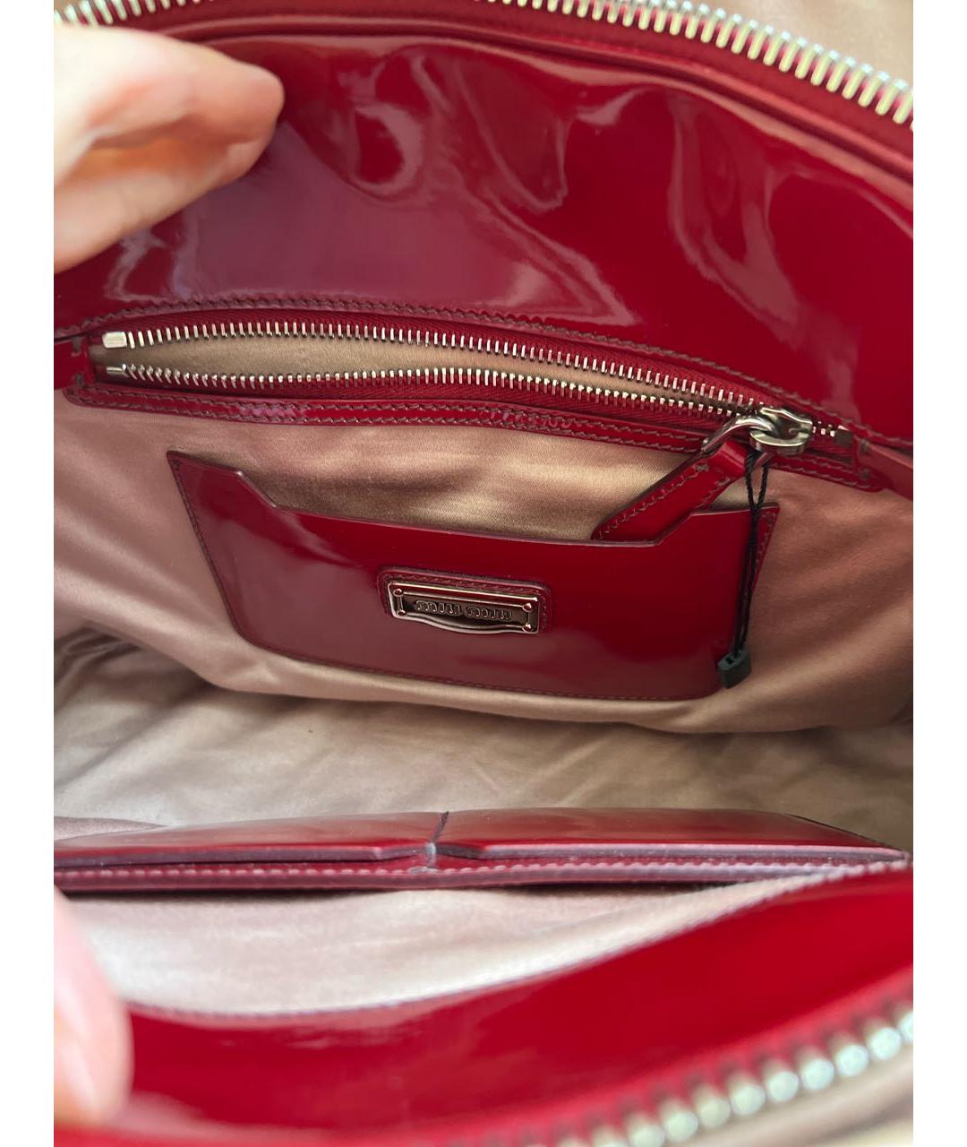 MIU MIU Бордовая сумка с короткими ручками из лакированной кожи, фото 7