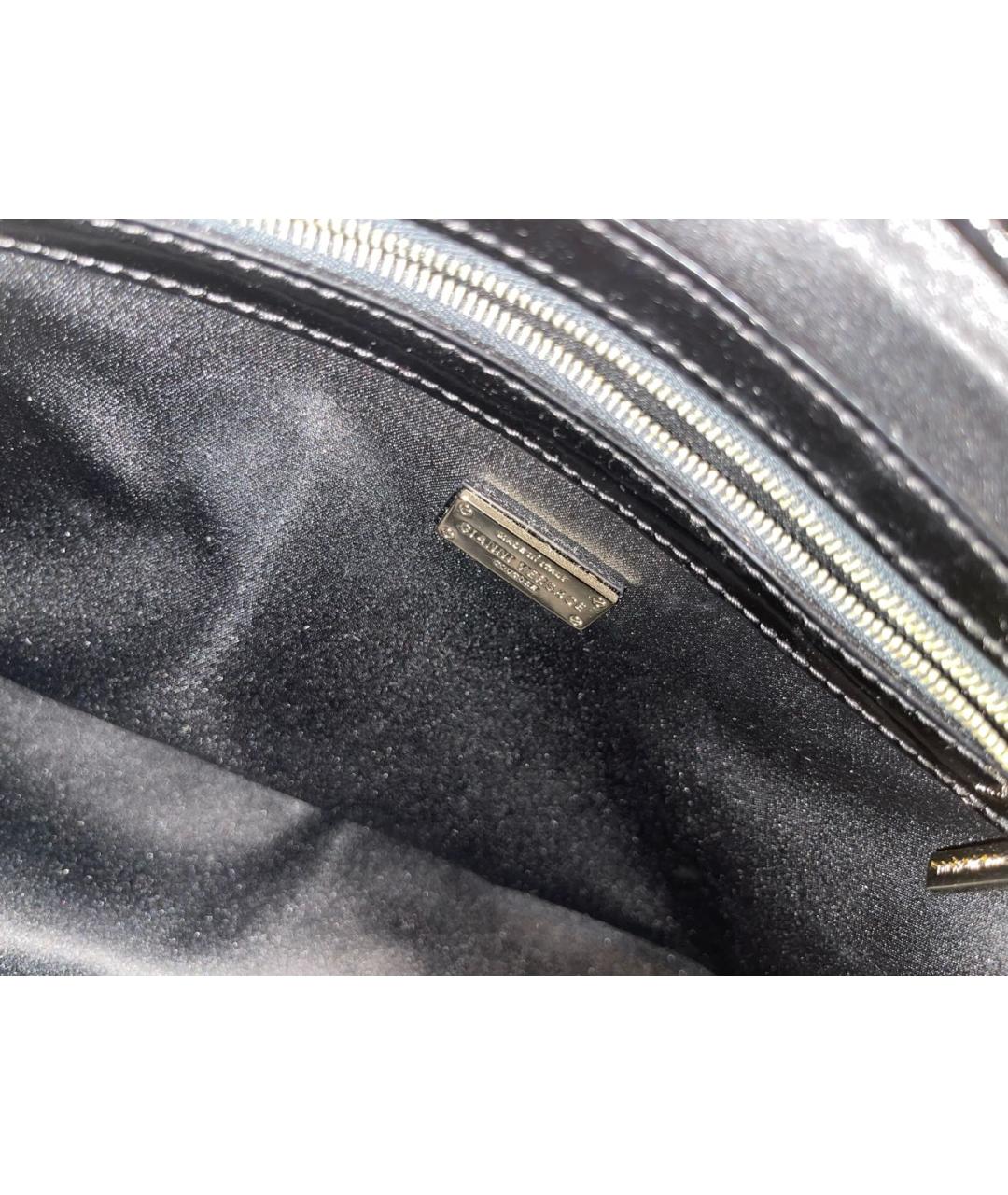 VERSACE Черная сумка с короткими ручками из лакированной кожи, фото 4