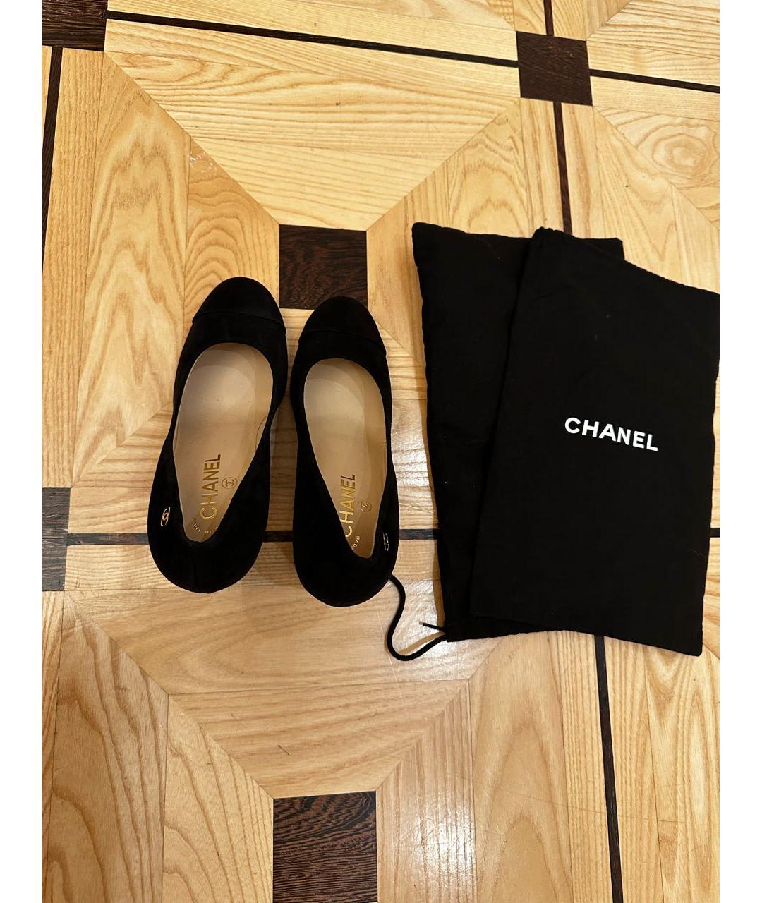 CHANEL PRE-OWNED Черные замшевые туфли, фото 4