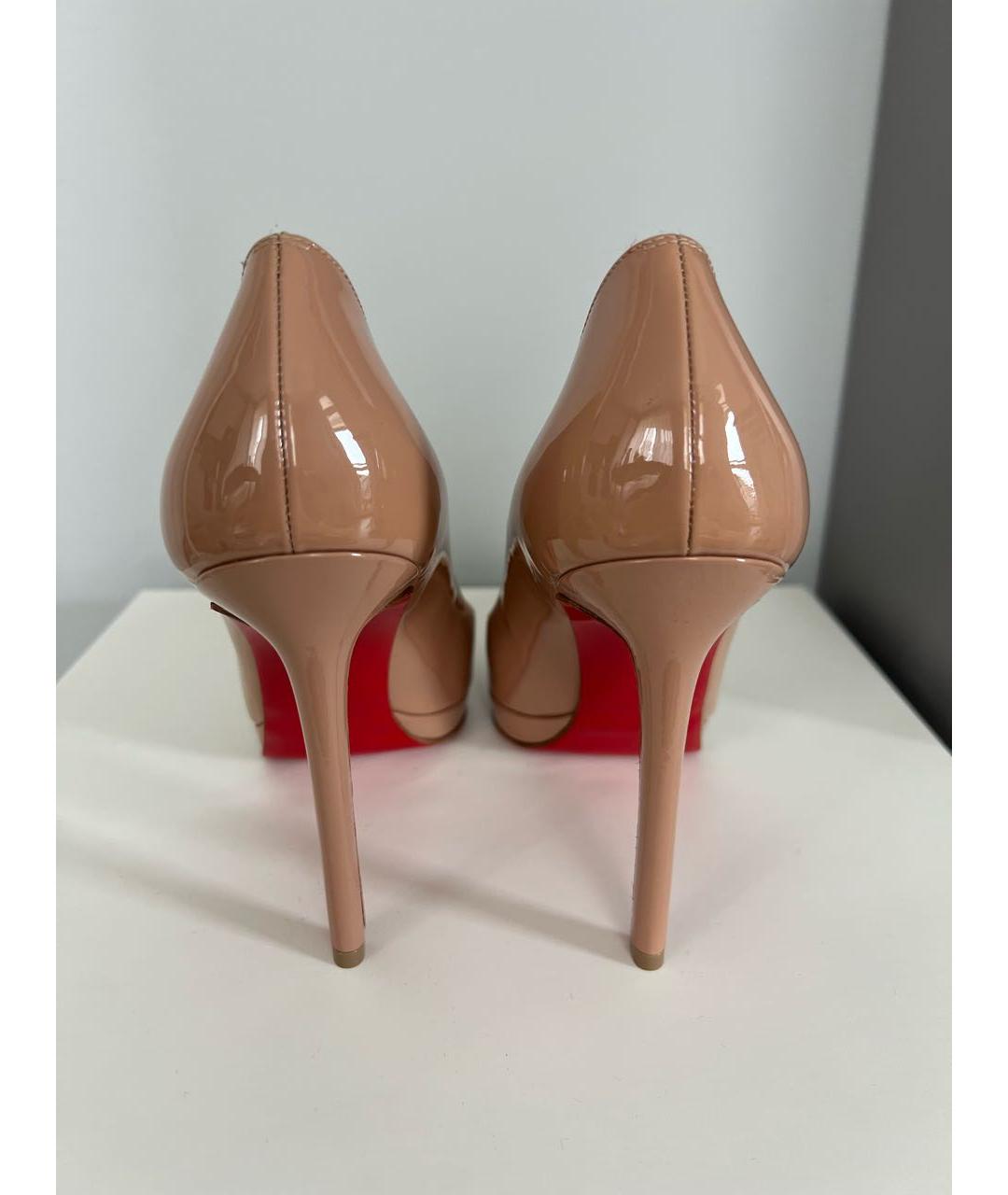 CHRISTIAN LOUBOUTIN Бежевые туфли из лакированной кожи, фото 4