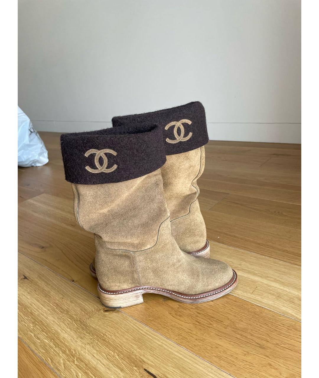 CHANEL PRE-OWNED Горчичные замшевые сапоги, фото 6