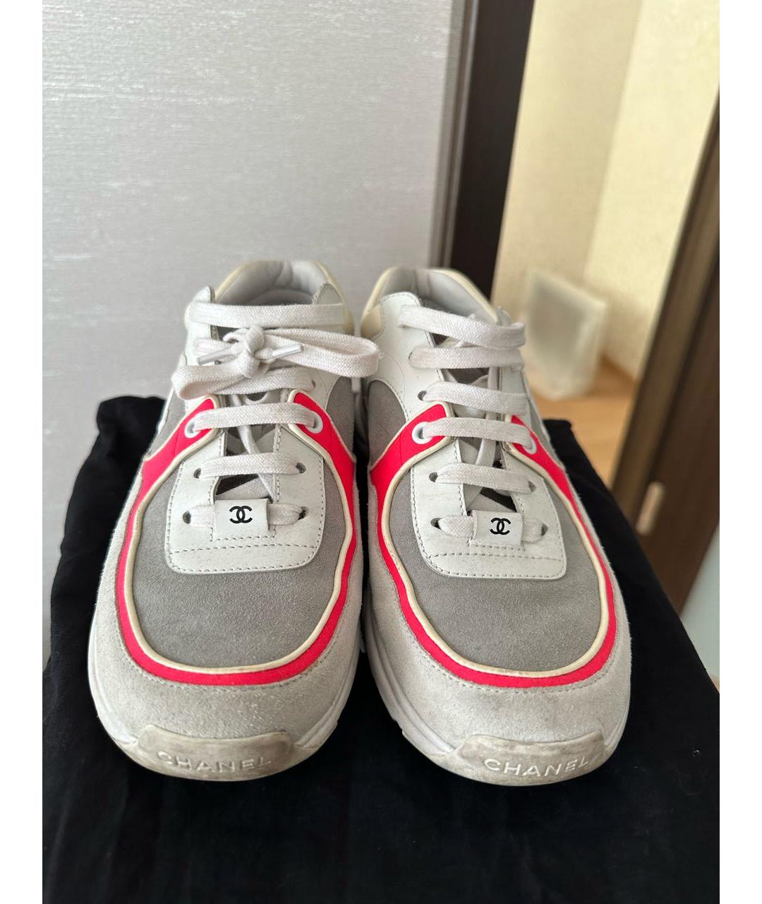 CHANEL PRE-OWNED Белые замшевые кроссовки, фото 3