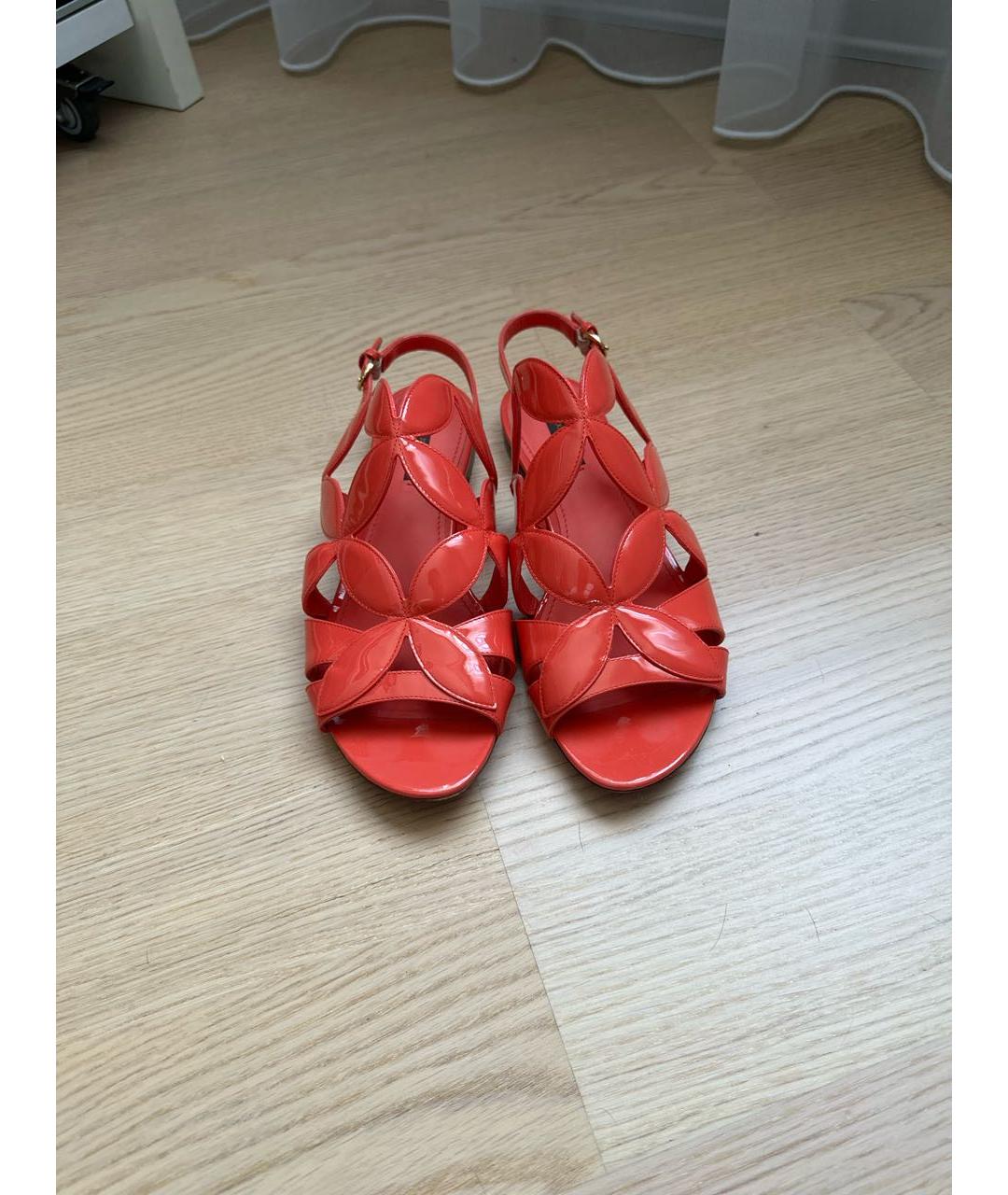 LOUIS VUITTON Коралловые сандалии из лакированной кожи, фото 2