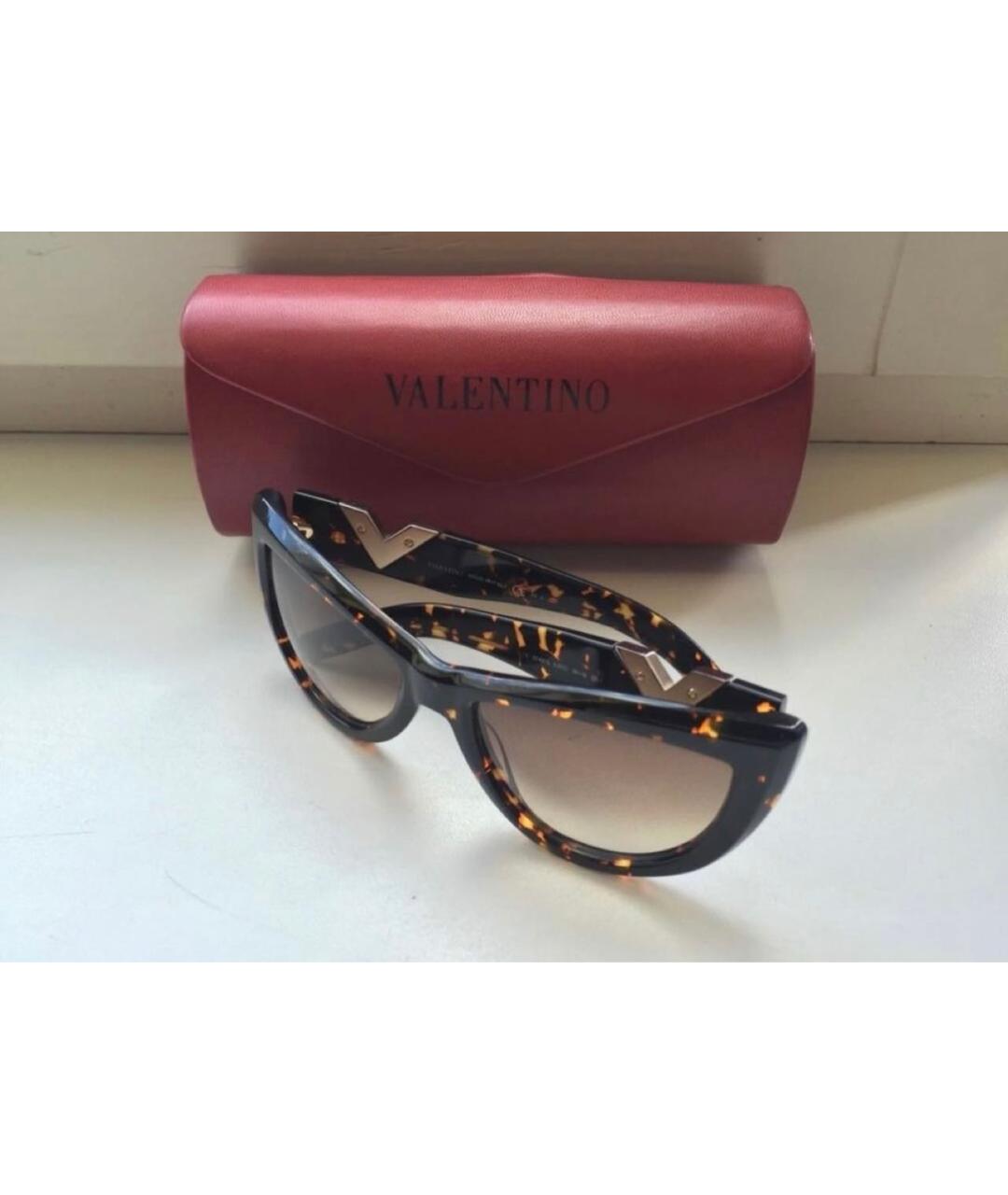 VALENTINO Черные пластиковые солнцезащитные очки, фото 2