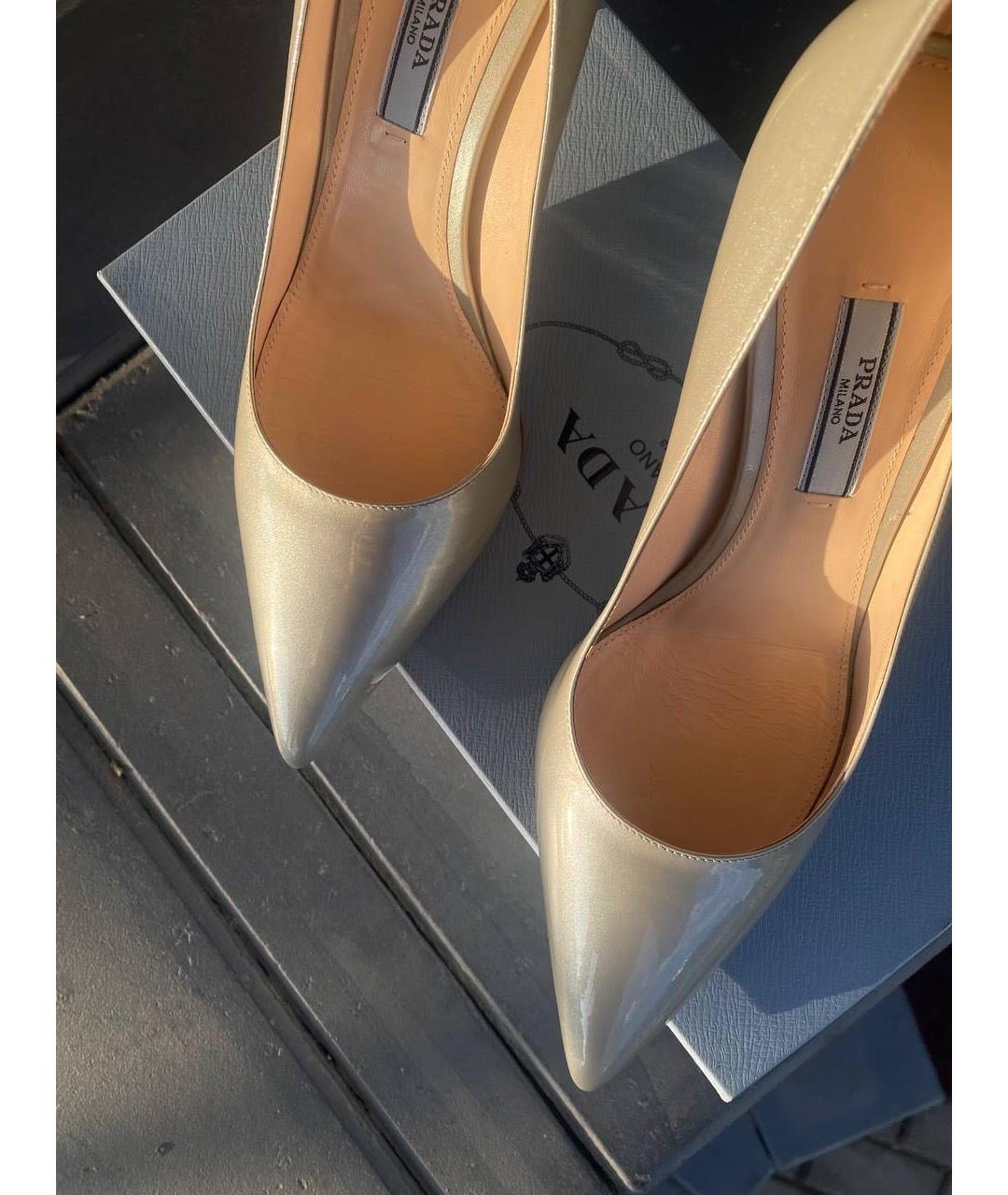 PRADA Бежевые туфли из лакированной кожи, фото 2